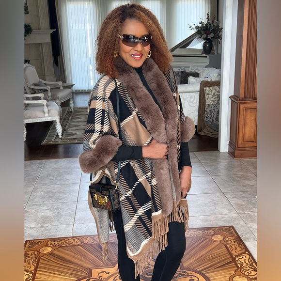 NWT Original, USA, gorgeous multicolor faux fur wrap. One size fits all. - Picture 3 of 17